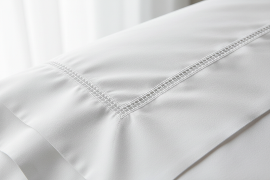 Luxus Bettwäsche mit Hohlsaum Detail – Baumwoll-Perkal und Satin, Made in Italy | Federica Tabarretti Wien