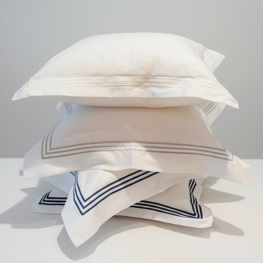 Basic Kissenbezug aus Baumwoll-Satin mit Kordel