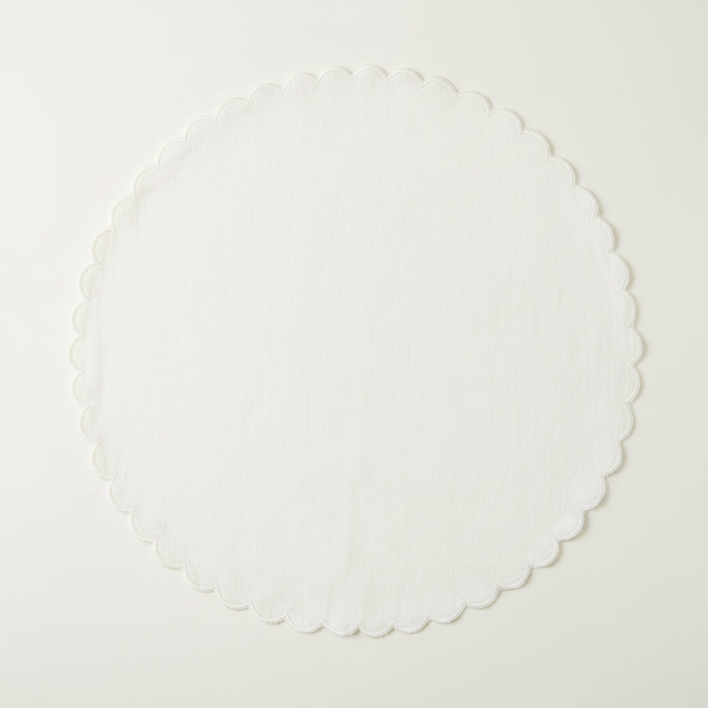 Runder weißer Leinenplatzteller mit Bogenstickerei, 32 cm