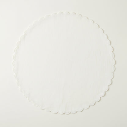 Runder weißer Leinenplatzteller mit Bogenstickerei, 32 cm