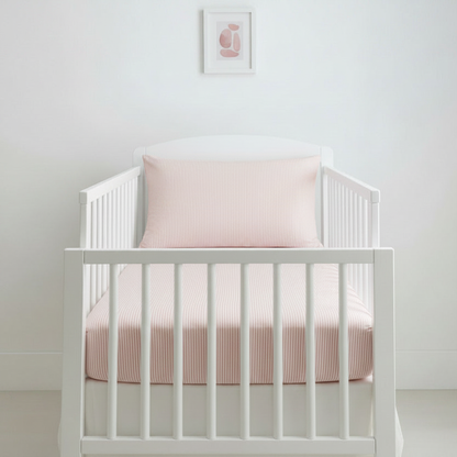 Baby Bett mit rosa Millerighe Bettwäsche